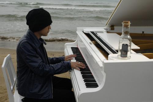 尋一張周杰倫彈鋼琴的圖片