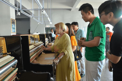 俄羅斯著名鋼琴教育家到訪法國佳沃鋼琴制造基地