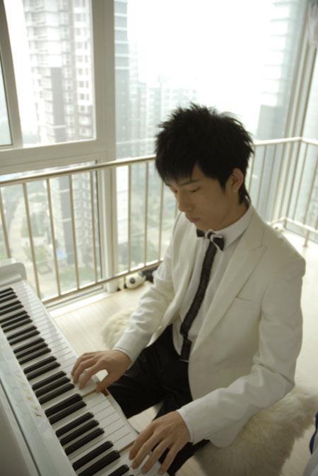 在彈鋼琴的圖片?