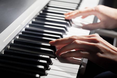 人彈鋼琴。特寫