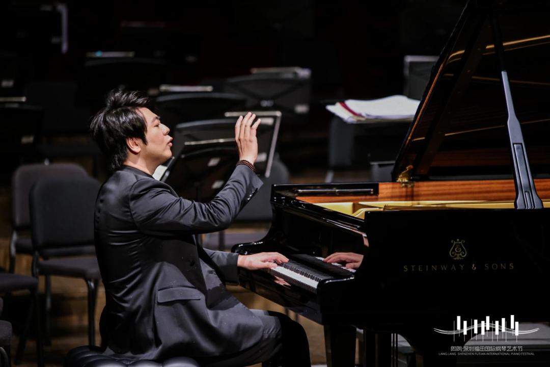 郎朗在深圳托起鋼琴新星