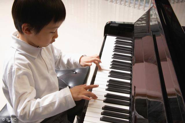 彈鋼琴真的會影響孩子視力嗎?