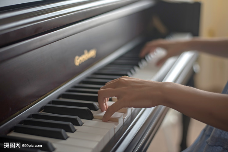 彈鋼琴的手